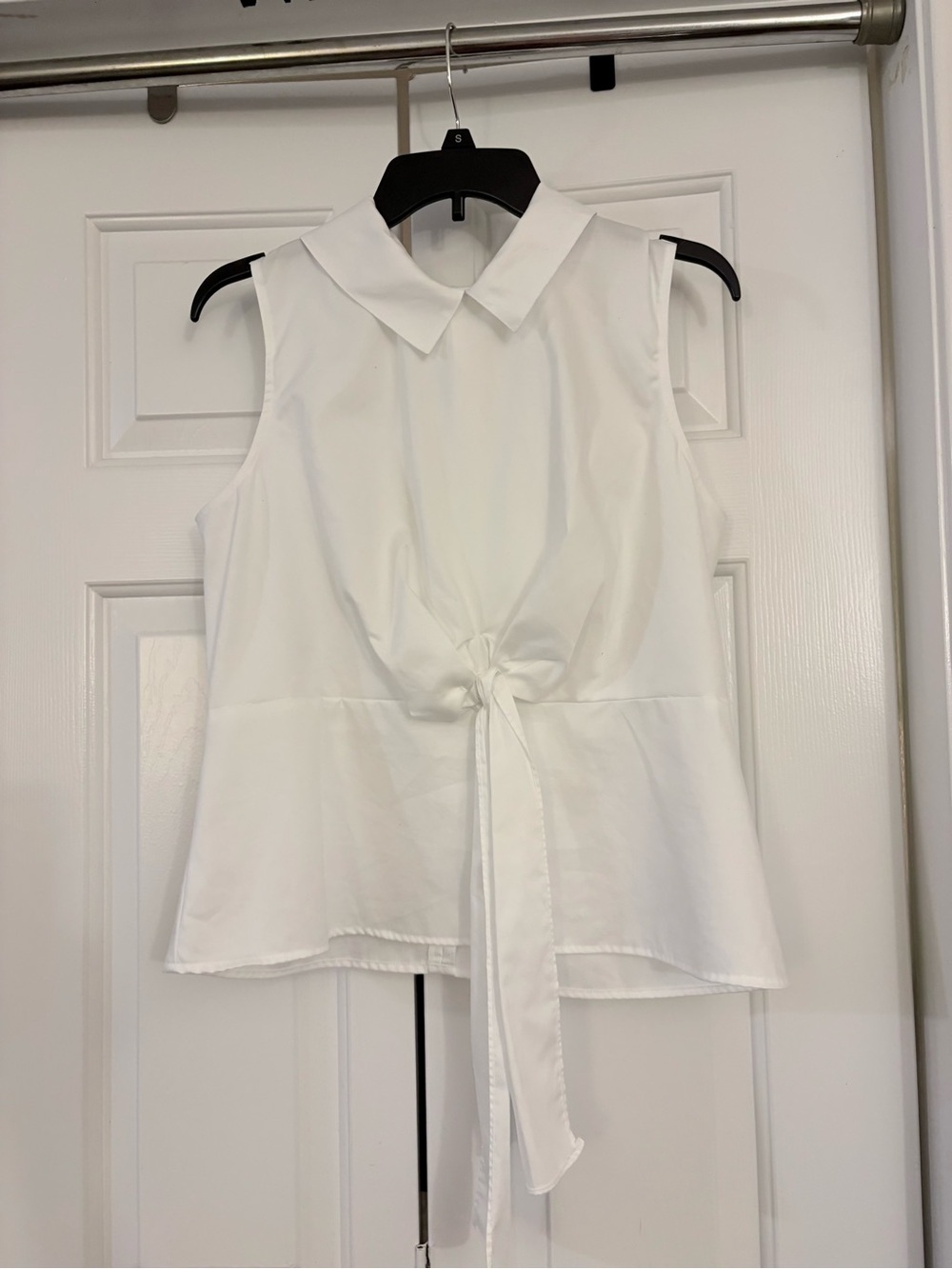 Karl Lagerfeld Paris White Sleeveless
Tie-Front Collared Blouse